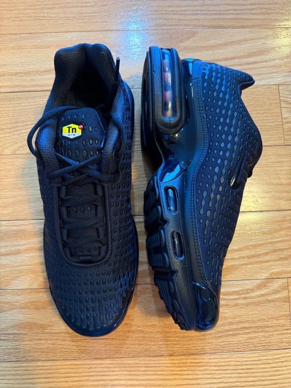Nike Men's Black Air Max Plus TN Sneakers - Picture 7 of 10